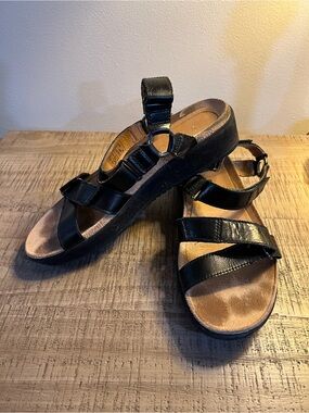 Vionic Kayan Black Leather Adjustable Strap Comfort Subtle Wedge Sandals. Size 8